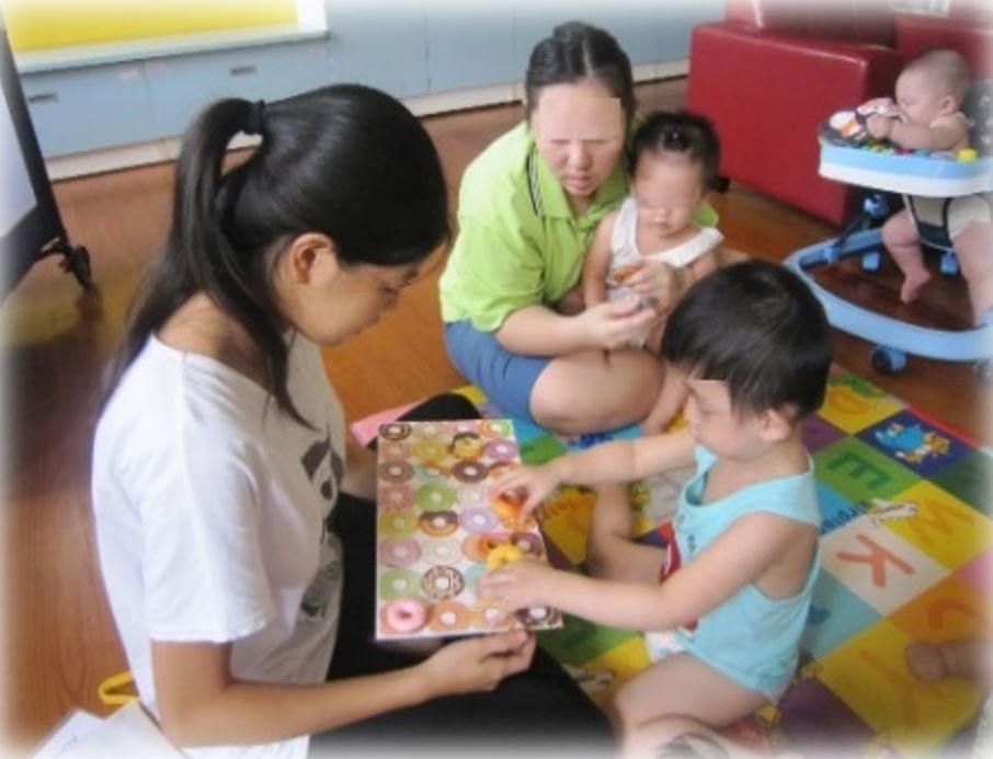 保育員從遊戲中啟發幼兒學習知能